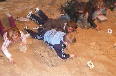 Atelier d'initiation &agrave; la fouille pr&eacute;historique - Grotte de N&eacute;ron  - Soyons