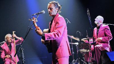 Denis Gaud et son orchestre voix, guitares, contrebassine et percuteri - Grenoble