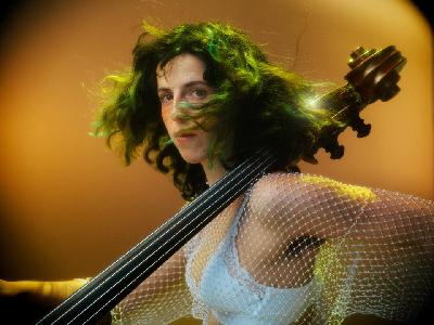 LOUISE KNOBIL - Un jazz chant&eacute; paillet&eacute; libre et p&eacute;tillant - Saint-Denis