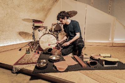 Performance du percussionniste, performeur et artiste visuel Charles D - Rablay-sur-Layon