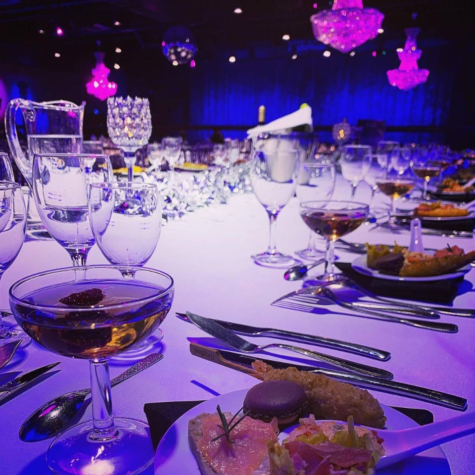 R&Eacute;VEILLON DE LA SAINT-SYLVESTRE D&Icirc;NER-SPECTACLE REVUE EXTRAVAGANCE  - Mézos