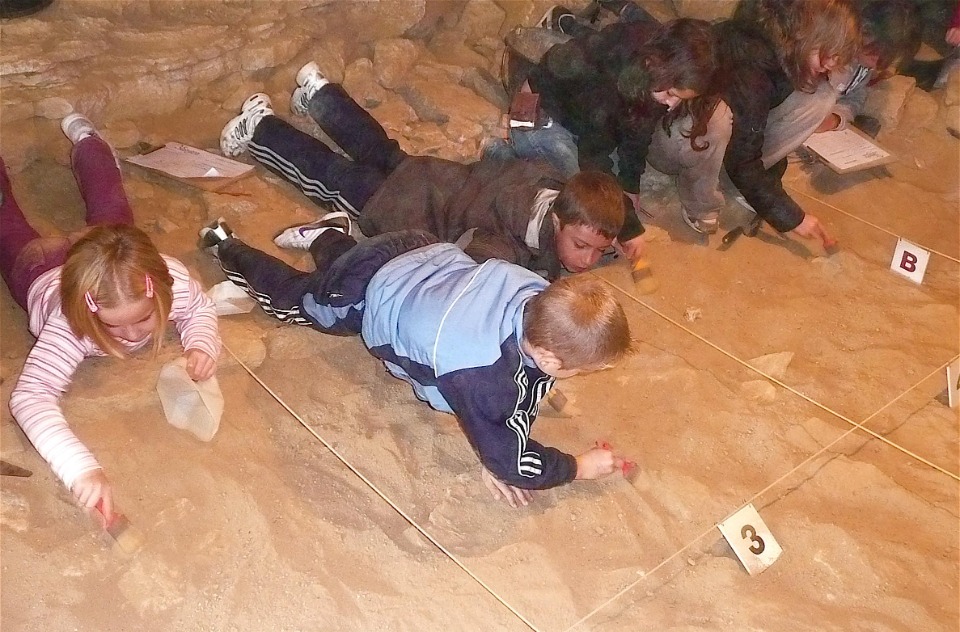 Atelier d'initiation &agrave; la fouille pr&eacute;historique - Grotte de N&eacute;ron  - Soyons