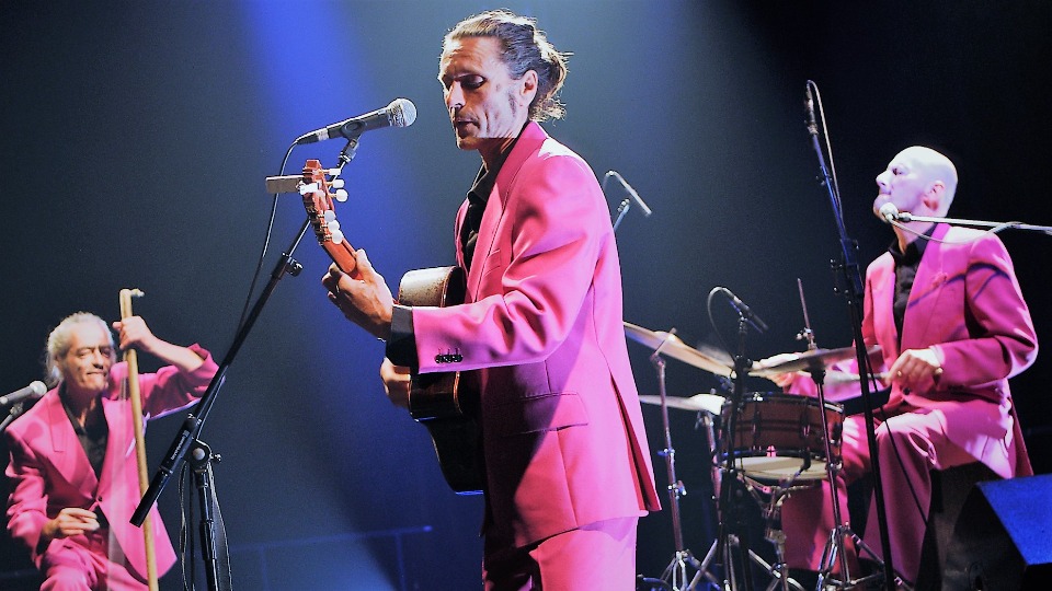 Denis Gaud et son orchestre voix, guitares, contrebassine et percuteri - Grenoble