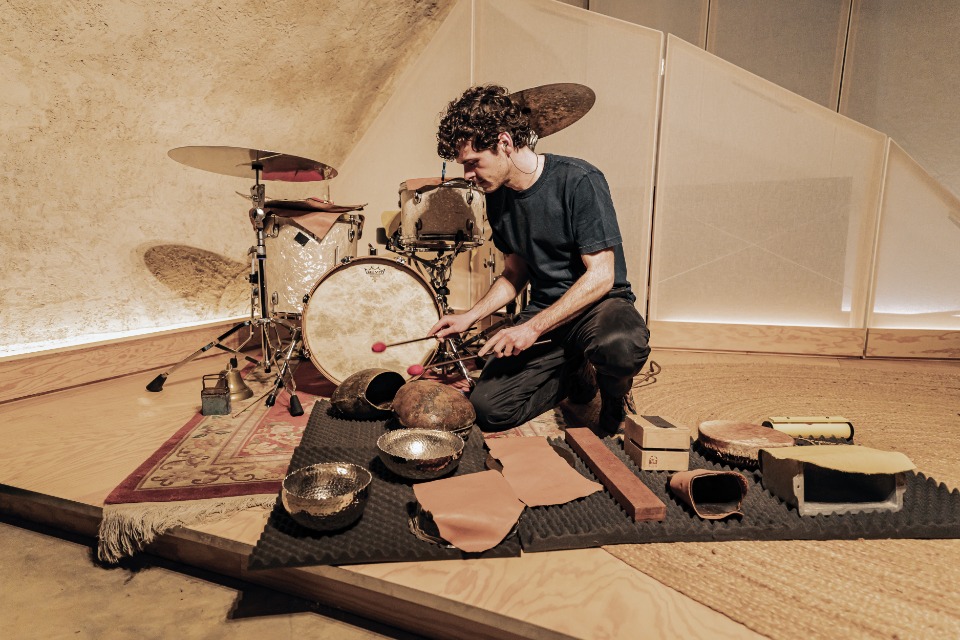 Performance du percussionniste, performeur et artiste visuel Charles D - Rablay-sur-Layon